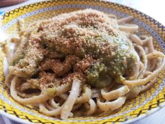 Pasta con crema di zucchine e acciughe