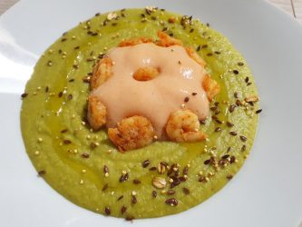Vellutata di piselli con gamberi