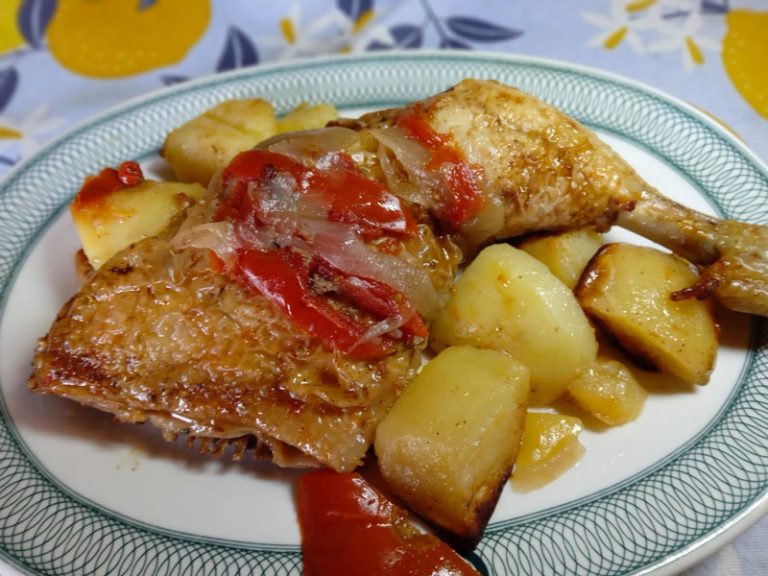 Cosce di pollo cognac patate e peperoni