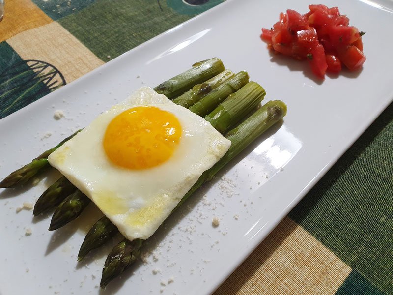 Asparagi alla Bismarck