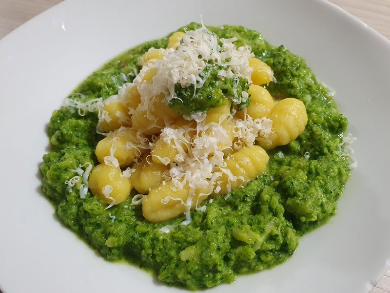 Gnocchi con crema di broccoli