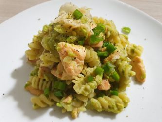 Pasta con avocado e salmone
