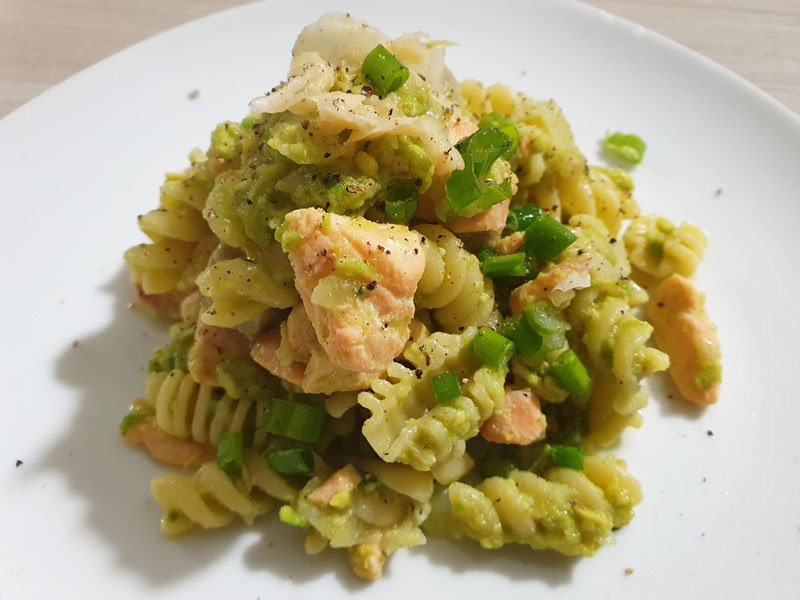 Pasta con avocado e salmone