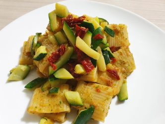 Pasta con pomodori secchi e zucchine