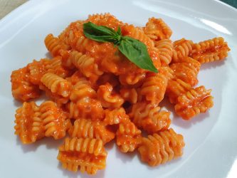 Pasta con crema di peperoni arrostiti