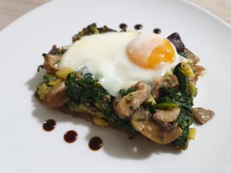 Uova con spinaci e funghi