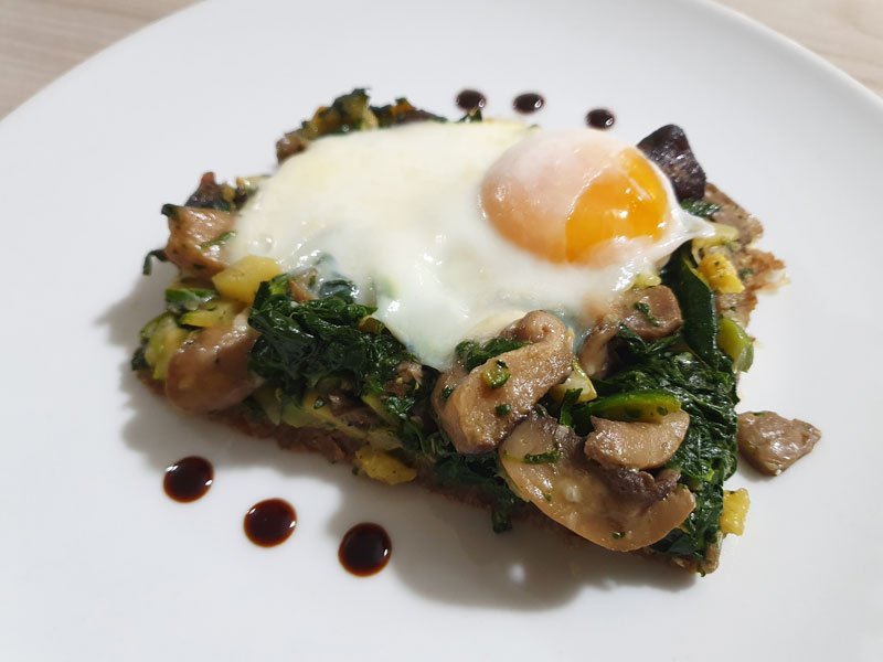 Uova con spinaci e funghi