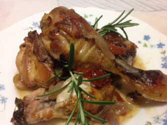 Pollo al forno con pomodori e cipolle