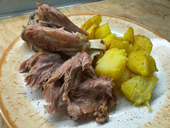 Stinco di maiale precotto al forno con patate