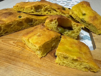 Focaccia alla curcuma con olive