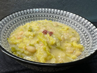 Zuppa di cavolo verza e fagioli