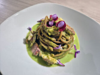 Spaghetti con crema di fave e triglie