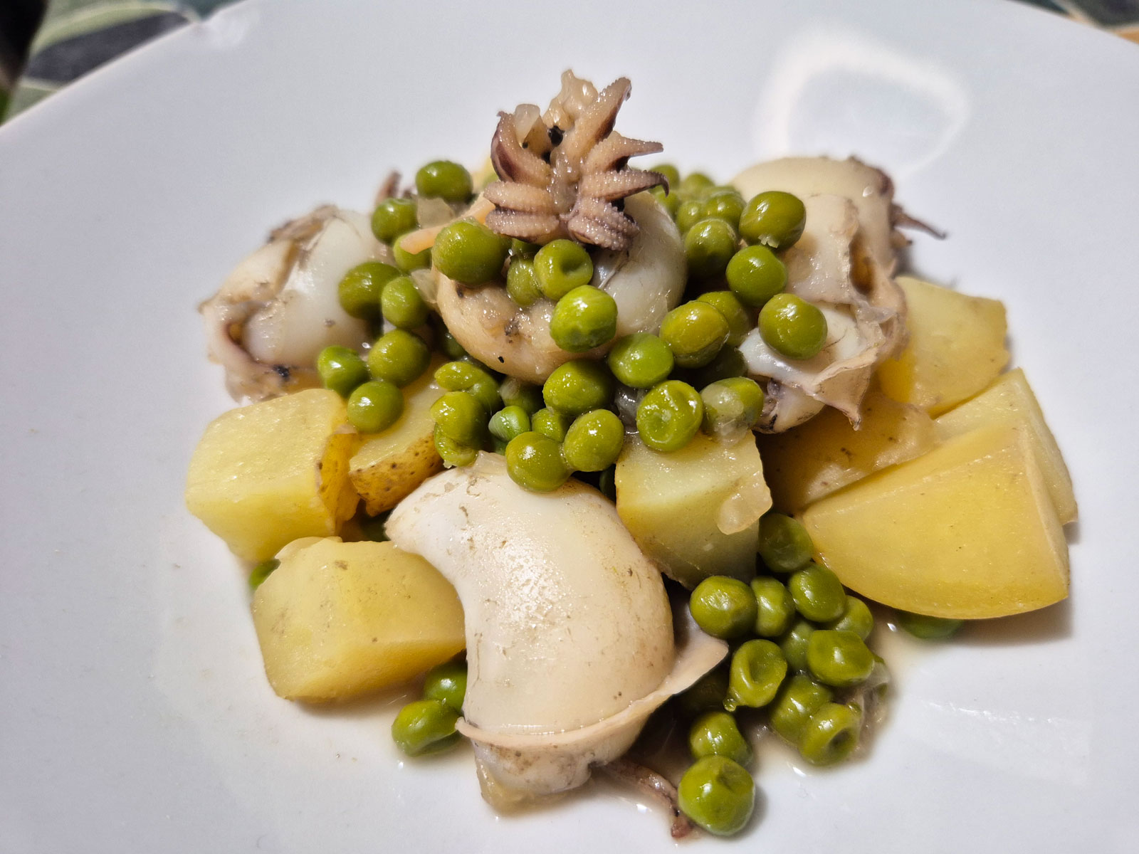 Seppioline con piselli e patate in bianco